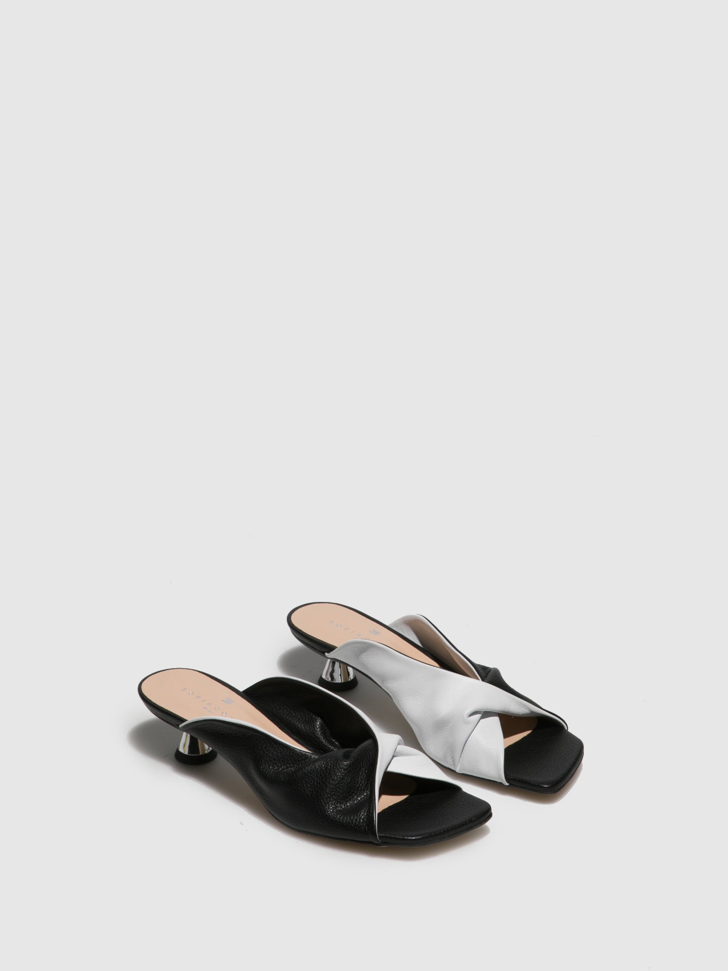 Sofia Costa Mules de Salto Kitten em Preto Branco